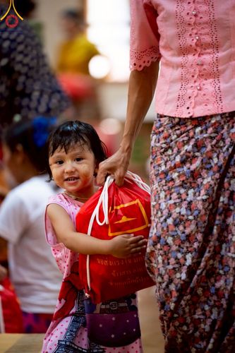 ภาพ No.220045:วันจันทร์ที่ 14 เมษายน พ.ศ. 2568 พระครูสิทธิรัตนวิเทศ ผู้ช่วยเจ้าอาวาสวัดพระธรรมกาย พร้อมด้วยผู้แทนมูลนิธิธรรมกาย และศิษยานุศิษย์หลวงพ่อธัมมชโย ออกเดินทางไปยังพื้นที่เมืองมัณฑะเลย์ สาธารณรัฐแห่งสหภาพเมียนมา โดยได้รับความเมตตาประสานงานเจ้าหน้าที่ภาครัฐจาก