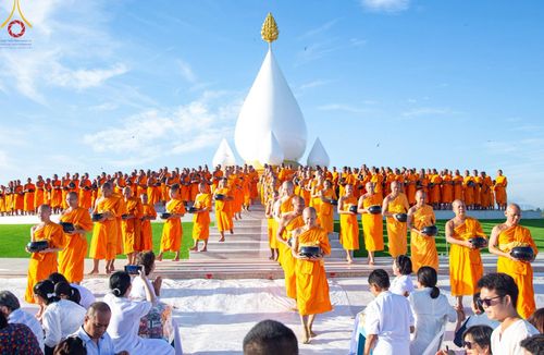 ภาพ No.211924:วันจันทร์ที่ 17 มีนาคม พ.ศ. 2568 พิธีตักบาตรพระกว่า 300 รูป ฉลองพิธีประดิษฐานพระบรมสารีริกธาตุ ณ ปทุมเจดีย์ เจดีย์พระพุทธเจ้า 5 พระองค์ ศูนย์อบรมเยาวชนปัตตานี บ้านโคกดีปลี ตำบลตุยง อำเภอหนองจิก จังหวัดปัตตานี