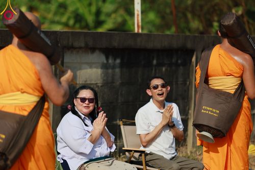 ภาพ No.107868:พิธีต้อนรับพระธรรมยาตรา ในโครงการธรรมยาตรากตัญญูบูชา มหาปูชนียาจารย์ พระมงคลเทพมุนี(สด จนฺทสโร) พระผู้ปราบมาร อนุสรณ์สถาน 7 แห่ง ปีที่ 12 วันที่ 7 มกราคม พ.ศ. 2567 ณ อนุสรณ์สถานคลองบางนางแท่น  อ.สามพราน จ.นครปฐม
