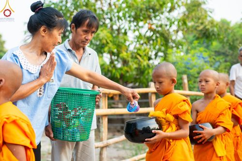 ภาพ No.62258:Photo Story  มหัศจรรย์วัดดงดินแดง Episode 4 กิจกรรมตักบาตรฉลองพระ-เณรกว่า 500 รูป