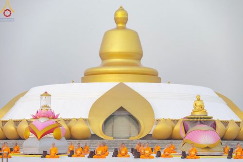 ภาพ No.198613:พระธรรมยาตราปฏิบัติธรรม และถ่ายภาพหมู่ประวัติศาสตร์ ณ อนุสรณ์สถานบางปลา วัดบางปลา อำเภอบางเลน จังหวัดนครปฐม ในโครงการธรรมยาตรา กตัญญูบูชา มหาปูชนียาจารย์ พระมงคลเทพมุนี(สด จนฺทสโร) พระผู้ปราบมาร อนุสรณ์สถาน 7 แห่ง ปีที่ 13 วันที่ 20 มกราคม พ.ศ. 2568