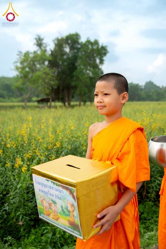 ภาพ No.217944:วันศุกร์ที่ 11 เมษายน พ.ศ. 2568 พระและสามเณร 99 รูป จากศูนย์ปฏิบัติธรรมระยอง(บ้านช่องลม) บิณฑบาต ณ ทุ่งปอเทือง ต.บางบุตร อ.บ้านค่าย จ.ระยอง เพื่อเป็นการฝึกสามเณรภาคฤดูร้อน ผ่านกิจวัตรบิณฑบาตในพื้นที่ชุมชน