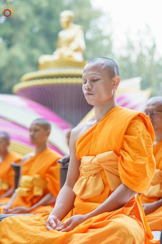 ภาพ No.189206:พระธรรมยาตราปฏิบัติธรรม และถ่ายภาพหมู่ประวัติศาสตร์ ในโครงการธรรมยาตรา กตัญญูบูชา มหาปูชนียาจารย์ พระมงคลเทพมุนี(สด จนฺทสโร) พระผู้ปราบมาร อนุสรณ์สถาน 7 แห่ง ปีที่ 13 วันที่ 4 มกราคม พ.ศ. 2568 ณ อนุสรณ์สถานมหาวิหารพระมงคลเทพมุนี (โลตัสแลนด์) อ.สองพี่น้อง