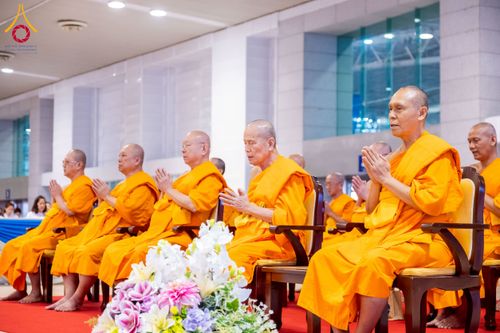 ภาพ No.215715:วันอาทิตย์ต้นเดือนที่ 6 เมษายน พ.ศ. 2568 พิธีทอดผ้าป่าสมทบ เพื่องานถวายมหาสังฆทาน 40,000 กว่าวัดทั่วประเทศ ณ สภาธรรมกายสากล วัดพระธรรมกาย