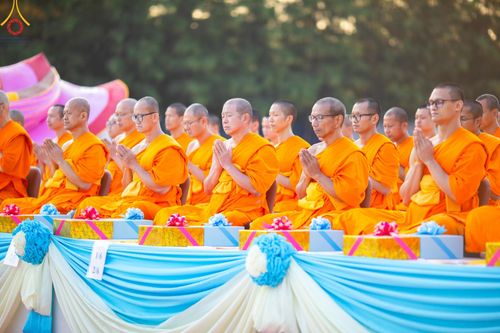 ภาพ No.192964:พิธีตักบาตรพระธรรมยาตรา ณ อนุสรณ์สถานคลองบางนางแท่น อ.สามพราน จ.นครปฐม ในโครงการธรรมยาตรา กตัญญูบูชา มหาปูชนียาจารย์ พระมงคลเทพมุนี(สด จนฺทสโร) พระผู้ปราบมาร อนุสรณ์สถาน 7 แห่ง ปีที่ 13 วันที่ 11 มกราคม พ.ศ.2568