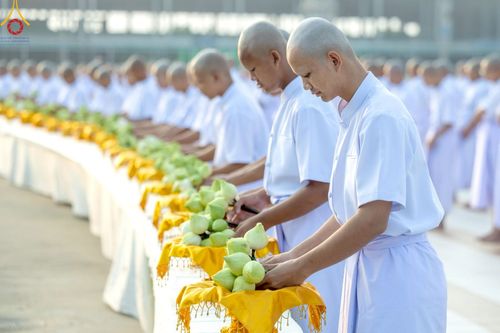 ภาพ No.214958:วันเสาร์ที่ 5 เมษายน พ.ศ. 2568 พิธีเวียนประทักษิณรอบพระมหาธรรมกายเจดีย์  พิธีวันทาเจดีย์ พิธีขอขมาและมอบผ้าไตร ในโครงการบรรพชาสามเณรฟื้นฟูพระพุทธศาสนาทั่วไทย , โครงการหน่อแก้วเปรียญธรรม รุ่นที่ 13 ,  โครงการสามเณรยุวธรรมทายาท รุ่นที่ 33 , โครงการสามเณรมั