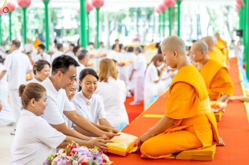 ภาพ No.227707:วันเสาร์ที่ 31 พฤษภาคม พ.ศ.2568 พิธีถวายผ้าไตรแด่สามเณรผู้เข้ารับการอุปสมบท , พิธีอุปสมบทสามเณรเตรียม DCI วัดพระธรรมกาย จ.ปทุมธานี