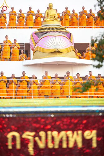 ภาพ No.201308:พระธรรมยาตราปฏิบัติธรรม และถ่ายภาพหมู่ประวัติศาสตร์ ณ อาคารธรรมยาตรา กตัญญูบูชามหาปูชนียาจารย์  ตรงข้ามวัดปากน้ำภาษีเจริญ จ.กรุงเทพมหานคร ในโครงการธรรมยาตรา กตัญญูบูชา มหาปูชนียาจารย์ พระมงคลเทพมุนี(สด จนฺทสโร) พระผู้ปราบมาร อนุสรณ์สถาน 7 แห่ง ปีที่ 13