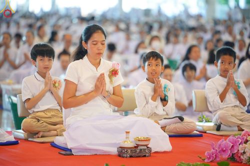 ภาพ No.151006:พิธีตักบาตร ในวันอาทิตย์ต้นเดือน วันที่ 1 กันยายน พ.ศ. 2567 ณ สภาธรรมกายสากล วัดพระธรรมกาย