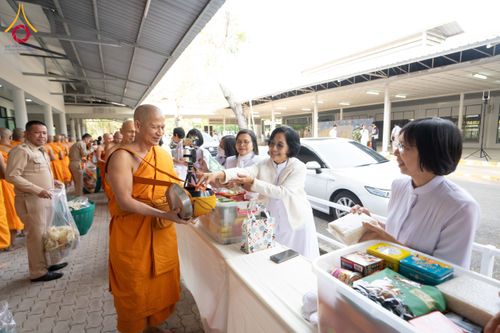 ภาพ No.194766:พิธีเจริญพระพุทธมนต์ และทำบุญตักบาตร ถวายพระราชกุศล แด่พระบาทสมเด็จพระเจ้าอยู่หัว เนื่องในโอกาสพระราชพิธีสมมงคล พระชนมายุเท่าพระบาทสมเด็จพระพุทธยอดฟ้าจุฬาโลกมหาราช สมเด็จพระปฐมบรมกษัตริยาธิราชแห่งพระราชวงศ์จักรี พุทธศักราช 2568 วันที่ 14 มกราคม พ.ศ. 2568