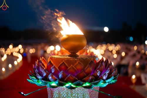 ภาพ No.129613:พิธีจุดประทีป 10,000 ดวง น้อมถวายเป็นพุทธบูชา ณ มหารัตนเจดีย์สิริปทุมสวรรค์ (เจดีย์อริยพุทธะ 5 พระองค์) ศูนย์ปฏิบัติธรรมภาคใต้ อ.บางกล่ำ จ.สงขลา  วันที่ 10 มีนาคม พ.ศ. 2567