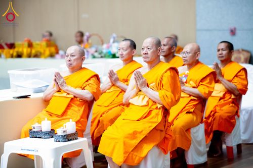 ภาพ No.208792:พระบาทสมเด็จพระเจ้าอยู่หัวทรงพระกรุณาโปรดเกล้าฯ พระราชทานภัตตาหารพระราชทาน แด่พระภิกษุ สามเณร ในการสอบบาลีสนามหลวง ณ วัดพระธรรมกาย วันที่ 22 กุมภาพันธ์ พ.ศ. 2568 ณ วัดพระธรรมกาย อำเภอคลองหลวง จังหวัดปทุมธานี