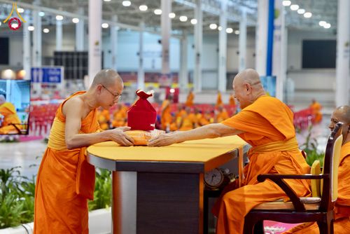 ภาพ No.237447:วันอาทิตย์ที่ 10 สิงหาคม พ.ศ.2568 พิธีมอบใบประกาศเกียรติคุณ โครงการสอบบาลี "ฉลองแชมป์" บูชาธรรม 80 ปี หลวงพ่อธัมมชโย ประจำปี 2568 และ พิธีมอบดวงแก้วสามเณรทรงบาลีไวยากรณ์ ณ สภาธรรมกายสากล วัดพระธรรมกาย ปทุมธานี