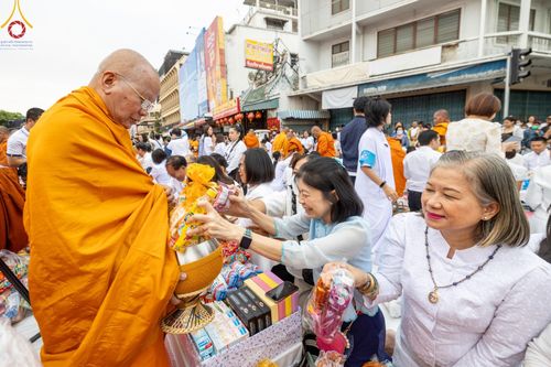 ภาพ No.126341:พิธีทำบุญเมืองนครราชสีมา ฉลอง 556 ปี ตักบาตรพระ 10,000 รูป ในวันเสาร์ที่ 2 มีนาคม พ.ศ.2567 ณ อนุสาวรีย์ท้าวสุรนารี จ.นครราชสีมา จัดโดย คณะสงฆ์จังหวัดนครราชสีมา ร่วมกับสำนักงานจังหวัดนครราชสีมา