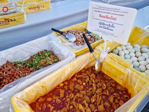 ภาพ No.108460:ถวายภัตตาหารเป็นสังฆทาน แด่คณะพระธรรมยาตราฯ ในโครงการธรรมยาตรากตัญญูบูชา มหาปูชนียาจารย์ พระมงคลเทพมุนี(สด จนฺทสโร) พระผู้ปราบมาร อนุสรณ์สถาน 7 แห่ง ปีที่ 12 วันที่ 7 มกราคม พ.ศ. 2567 ณ อนุสรณ์สถานโลตัสแลนด์ จ.สุพรรณบุรี