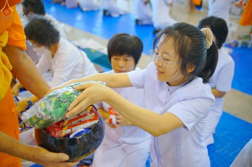 ภาพ No.89455:พิธีตักบาตร ข้าวสารอาหารแห้ง พิธีบูชาข้าวพระ และพิธีจุดเทียนใจ ไฟนิรันดร์  อนันตชัย ณ สภาธรรมกายสากล วัดพระธรรมกาย วันอาทิตย์ที่ 1 ตุลาคม พ.ศ. 2566