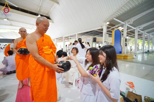 ภาพ No.144289:พิธีตักบาตรพระใหม่  โครงการบรรพชาอุปสมบทหมู่ ธรรมทายาทนานาชาติ (ภาษาจีน) ณ อาคารโถงช้าง วัดพระธรรมกาย วันอาทิตย์ที่ 14 กรกฎาคม พ.ศ. 2567