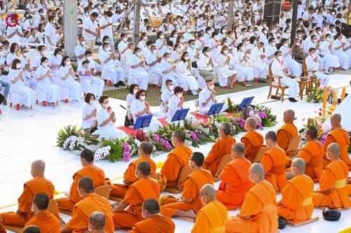 ภาพ No.101826:ตักบาตรพระ 10,000 รูป เติมบุญให้แผ่นดิน เนื่องในโอกาส 192 ปี จังหวัดกาญจนบุรี หนึ่งในโครงการตักบาตรพระ 2,000,000 รูป  77 จังหวัดทุกวัดทั่วไทย วันจันทร์ที่ 11 ธันวาคม พ.ศ. 2566 บริเวณถนนสองแคว (SKY WALK) เมืองกาญจนบุรี