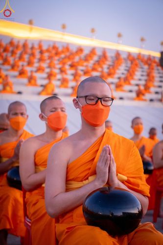 ภาพ No.105252:พิธีตักบาตรฉลองพระบวชใหม่ รุ่นบูชาธรรมมหาปูชนียาจารย์ และต้อนรับศักราชใหม่ วันจันทร์ที่ 1 มกราคม พ.ศ. 2567 ณ ลานธรรมพระมหาธรรมกายเจดีย์ วัดพระธรรมกาย