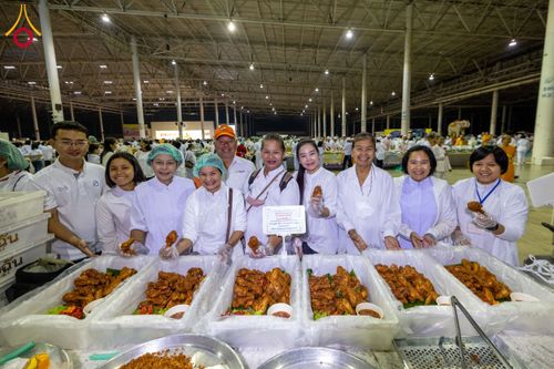 ภาพ No.204296:พิธีถวายภัตตาหารเป็นสังฆทาน แด่พระธรรมยาตรา ณ วัดพระธรรมกาย ตำบลคลองสาม อำเภอคลองหลวง จังหวัดปทุมธานี ในโครงการธรรมยาตรา กตัญญูบูชา มหาปูชนียาจารย์ พระมงคลเทพมุนี(สด จนฺทสโร) พระผู้ปราบมาร อนุสรณ์สถาน 7 แห่ง ปีที่ 13 วันที่ 31 มกราคม พ.ศ. 2568