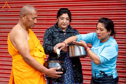 ภาพ No.213117:วันที่ 17 - 18 มีนาคม พ.ศ. 2568 คณะสงฆ์และสามเณรเดินบิณฑบาต รอบเมืองในพื้นที่ วัดสยมภูวนาถและราชวังปาตัน ณ เมืองกาฐมาณฑุ ประเทศเนปาล