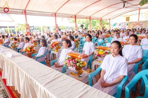 ภาพ No.170741:พิธีทอดกฐิน ณ วัดมงคลพุการาม ปทุมธานี ในโครงการกฐินสามัคคีทั่วไทย 30,000 วัด บูชาธรรม 80 ปี หลวงพ่อธัมมชโย โดยคณะศิษยานุศิษย์วัดพระธรรมกาย วันที่ 27 ตุลาคม พ.ศ. 2567