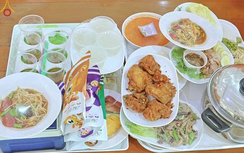 ภาพ No.220705:วันเสาร์ที่ 26 เมษายน พ.ศ.2568 (วันพระ แรม 15 ค่ำ เดือน 5) พิธีถวายภัตตาหารเมนูสวรรค์ "เพื่อการบรรลุธรรม" และ พิธีบุพเปตพลี ครั้งที่ 163 ร่วมอุทิศบุญแด่หมู่ญาติที่ล่วงลับไปแล้ว และสืบทอดอายุพระพุทธศาสนา ณ หอฉันคุณยายอาจารย์ฯ วัดพระธรรมกาย