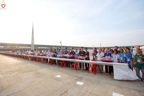 ภาพ No.225063:วันที่ 20 - 27 เมษายน พ.ศ. 2568 "ภาพแห่งความปลื้มที่ไม่มีวันจบ" คณะสงฆ์สามเณร เจ้าหน้าที่ และสาธุชน ร่วมแรงร่วมใจกันเตรียมงานและเก็บงาน เพื่อวันคุ้มครองโลก พิธีถวายมหาสังฆทานคณะสงฆ์ 40,000 กว่าวัดทั่วประเทศ