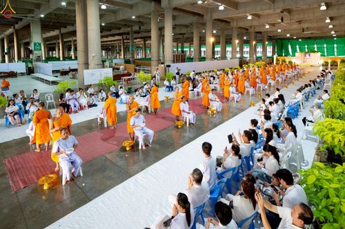 ภาพ No.242964:วันที่ 31 สิงหาคม พ.ศ. 2568 พิธีตัดปอยผมและปลงผม โครงการอุปสมบทหมู่บูชาธรรม ครบรอบ 108 ปี วันครูผู้ค้นพบวิชชาธรรมกาย ณ วัดพระธรรมกาย