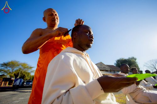 ภาพ No.231169:วันศุกร์ที่ 27 มิถุนายน พ.ศ. 2568 พิธีตัดปอยผมและพิธีปลงผมนาคธรรมทายาทแห่งทวีปแอฟริกา พ.ศ. 2568  โครงการบรรพชาอุปสมบทพระธรรมทายาทนานาชาติแห่งทวีปแอฟริกา ครั้งที่ 2 ณ วัดพระธรรมกายโจฮันเนสเบิร์ก สาธารณรัฐแอฟริกาใต้