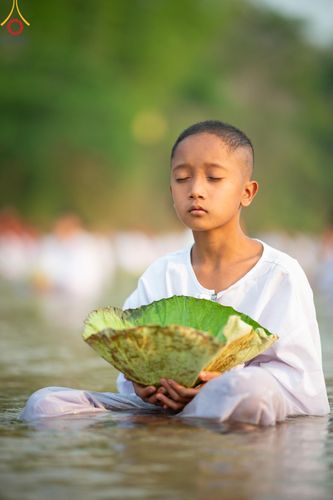 ภาพ No.63282:Photo Story  มหัศจรรย์วัดดงดินแดง Episode 1  พิธีปลงผมนาคธรรมทายาท  ในโครงการบรรพชาอุปสมบทหมู่ ฟื้นฟูพระพุทธศาสนาทั่วไทย วัดดงดินแดง ณ ลำน้ำแม่ตื่น อ.อมก๋อย จ.เชียงใหม่ วันที่ 2 เมษายน พ.ศ. 2567