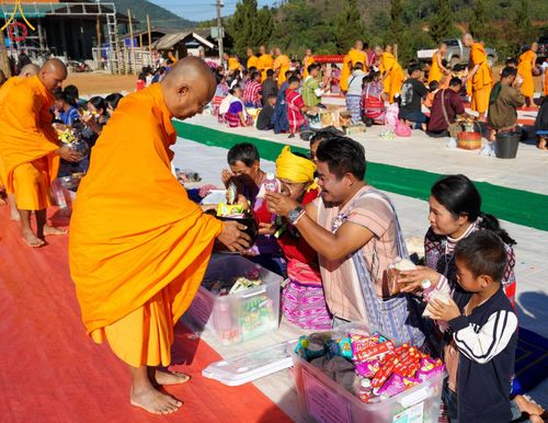 ภาพ No.125245:พิธีตักบาตรเนื่องในวันมาฆบูชา ณ สนามโรงเรียนบ้านนาเกียน  อำเภออมก๋อย จังหวัดเชียงใหม่ วันเสาร์ที่ ๒๔ กุมภาพันธ์ พ.ศ. ๒๕๖๗