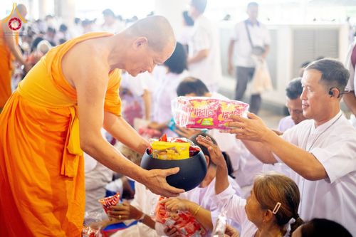 ภาพ No.209339:วันอาทิตย์ที่ 2 มีนาคม พ.ศ. 2568 พิธีตักบาตร ข้าวสารอาหารแห้ง ณ บ้านแก้วเรือนทองคุณยายฯ สภาธรรมกายสากล วัดพระธรรมกาย