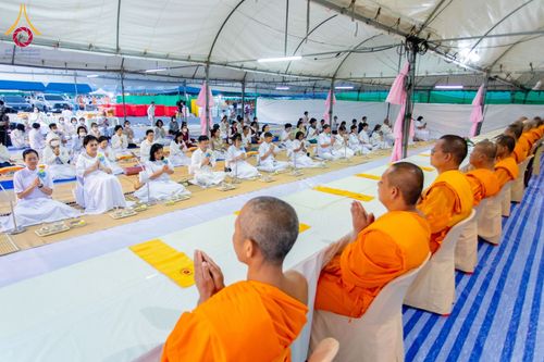 ภาพ No.199373:พิธีถวายภัตตาหารเป็นสังฆทาน แด่พระธรรมยาตรา ณ อนุสรณ์สถานบางปลา วัดบางปลา อำเภอบางเลน จังหวัดนครปฐม ในโครงการธรรมยาตรา กตัญญูบูชา มหาปูชนียาจารย์ พระมงคลเทพมุนี(สด จนฺทสโร) พระผู้ปราบมาร อนุสรณ์สถาน 7 แห่ง ปีที่ 13 วันที่ 22 มกราคม พ.ศ. 2568