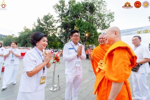 ภาพ No.224485:วันจันทร์ที่ 12 พฤษภาคม พ.ศ. 2568  ชาวพุทธในอินโดนีเซีย ร่วมฉลองวิสาขบูชาจุดประทีปกว่า 200,000 ดวง ณ พระมหาเจดีย์บรมพุทโธ  เจริญพุทธมนต์ถวาย “พระวชิรเกล้าเจ้าอยู่หัว”