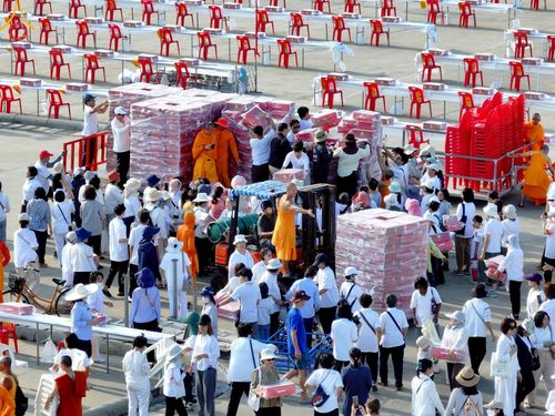 ภาพ No.218947:วันที่ 18-20 เมษายน พ.ศ. 2568 การเตรียมงานในลานธรรม , วิหารคด เพื่องานวันคุ้มครองโลก 22 เมษายน พศ. 2568