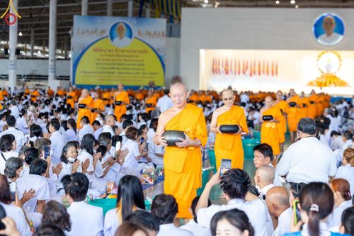 ภาพ No.139072:พิธีตักบาตร , พิธีบูชาข้าวพระ ณ ห้องแก้วสารพัด 1 สภาธรรมกายสากล วัดพระธรรมกาย วันอาทิตย์ต้นเดือนที่ 2 มิถุนายน พ.ศ. 2567