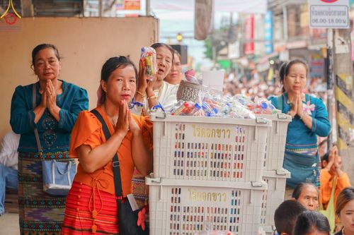 ภาพ No.146249:ตักบาตรพระ 1,384 รูป ทำบุญเมืองฝางครบรอบ 1,383 ปี ถวายเป็นพระราชกุศลแด่พระบาทสมเด็จพระเจ้าอยู่หัว เนื่องในโอกาสพระราชพิธีมหามงคล เฉลิมพระชนมพรรษา 6 รอบ 72 พรรษา วันเสาร์ที่ 27 กรกฎาคม พ.ศ.2567  ณ ถนนหน้าที่ว่าการอำเภอฝาง จ.เชียงใหม่