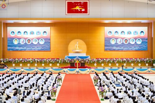 ภาพ No.233777:วันเสาร์ที่ 19 กรกฎาคม พ.ศ.2568 วันมหารำลึก ครั้งที่ 35 พิธีรำลึกถึงนักสร้างบารมี , พิธีสวดพระพุทธมนต์ , พิธีทอดผ้าบังสกุลและถวายไทยธรรม วัดพระธรรมกาย