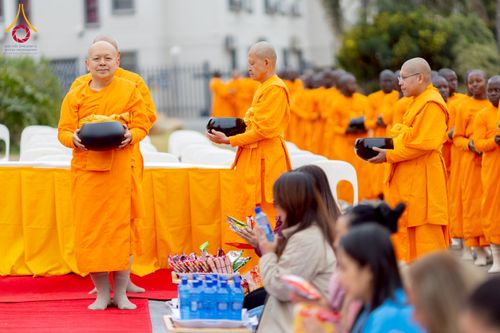 ภาพ No.233006:วันอาทิตย์ 29 มิถุนายน พ.ศ. 2568 กิจกรรมอบรมธรรมทายาทแอฟริกาใต้  ปฏิบัติธรรมสร้างสันติสุขภายใน แสงแห่งพุทธธรรมสู่แผ่นดินแอฟริกาใต้ ณ บริเวณหน้าวัดพระธรรมกายโจฮันเนสเบิร์ก