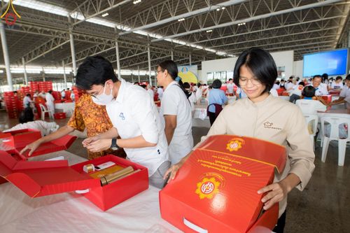 ภาพ No.212264:วันพุธที่ 19 มีนาคม พ.ศ. 2568 การบรรจุไทยธรรมลงกล่องสำเร็จ 43,500 กล่อง เพื่อถวายแด่พระสังฆาธิการ 40,000 กว่าวัดทั่วไทย ในวันคุ้มครองโลก 22 เมษายน พ.ศ. 2568 ณ บ้านแก้วเรือนทองคุณยายฯ วัดพระธรรมกาย