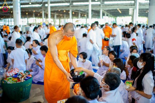 ภาพ No.92119:พิธีตักบาตร ในวันทอดกฐินสามัคคี ประจำปีพุทธศักราช 2566 วันอาทิตย์ต้นเดือนที่ 5 พฤศจิกายน พ.ศ. 2566 ณ สภาธรรมกายสากล วัดพระธรรมกาย จ.ปทุมธานี