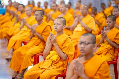 ภาพ No.251261:วันที่ 10 ตุลาคม พ.ศ. 2568 พิธีปฏิบัติธรรม ในวันคล้ายวันเกิด 141 ปี พระมงคลเทพมุนี (สด จนฺทสโร) พระผู้ปราบมาร ณ สภาธรรมกายสากล วัดพระธรรมกาย