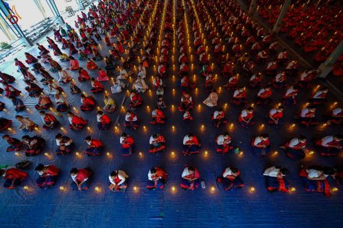 ภาพ No.76563:คณะสงฆ์และสามเณรบังกลาเทศ ปฎิบัติธรรมและจุดโคมประทีปถวายเป็นพุทธบูชา วันที่ 17 กุมภาพันธ์ พ.ศ. 2566