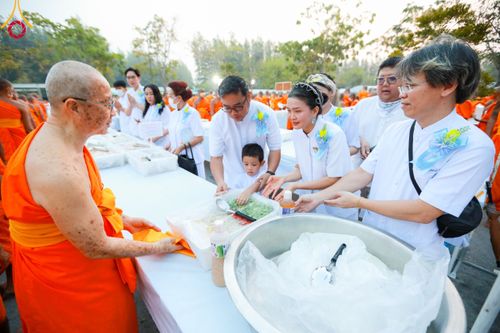 ภาพ No.111012:พิธีถวายภัตตาหารเป็นสังฆทาน แด่คณะพระธรรมยาตราฯ ในโครงการธรรมยาตรา กตัญญูบูชา มหาปูชนียาจารย์ พระมงคลเทพมุนี(สด จนฺทสโร) พระผู้ปราบมาร อนุสรณ์สถาน 7 แห่ง ปีที่ 12 วันที่ 13 มกราคม พ.ศ. 2567 ณ อนุสรณ์สถานมหาวิหารพระมงคลเทพมุนี  (โลตัสแลนด์) อ.สองพี่น้อง จ