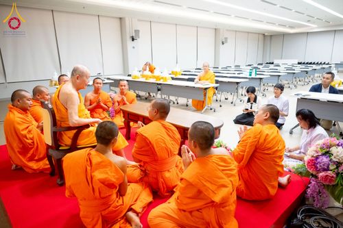 ภาพ No.222982:วันที่ 23 เมษายน พ.ศ. 2568 หลวงพ่อทัตตชีโวต้อนรับคณะสงฆ์ World Pec ณ อาคาร 100 ปี คุณยายมหารัตนอุบาสิกาจันทร์ ขนนกยูง วัดพระธรรมกาย