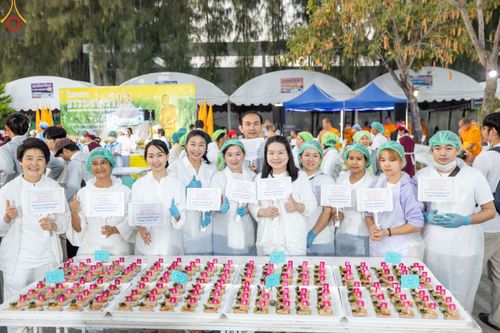 ภาพ No.190473:สาธุชนถวายภัตตาหารเป็นสังฆทาน แด่พระธรรมยาตรา ณ อนุสรณ์สถานมหาวิหารพระมงคลเทพมุนี (โลตัสแลนด์) อ.สองพี่น้อง จ.สุพรรณบุรี ในโครงการธรรมยาตรา กตัญญูบูชา มหาปูชนียาจารย์ พระมงคลเทพมุนี(สด จนฺทสโร) พระผู้ปราบมาร แห่ง ปีที่ 13 วันที่ 7 มกราคม พ.ศ.2568