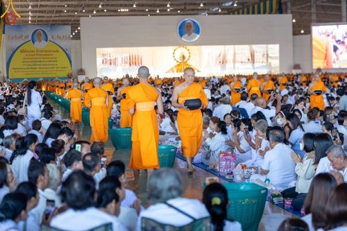 ภาพ No.177583:พิธีตักบาตรและพิธีบูชาข้าวพระ ในวันอาทิตย์ต้นเดือนที่ 1 ธันวาคม พ.ศ. 2567 ณ สภาธรรมกายสากล วัดพระธรรมกาย