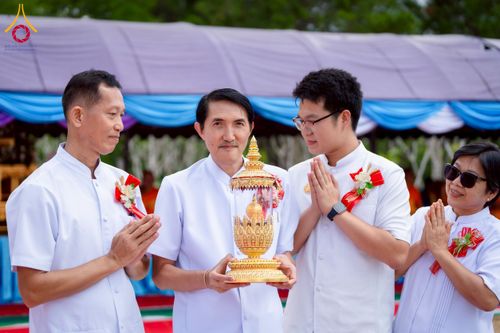 ภาพ No.255478:วันที่ 13 ตุลาคม พ.ศ. 2568 พิธีบรรจุพระบรมสารีริกธาตุ ผูกผ้า 7 สี เพื่อความเป็นสิริมงคล  และ ยกช่อฟ้า ประดิษฐานบนหลังคาอุโบสถวัดทุ่งเจริญธรรม ถวายบูชาธรรม 81 ปี หลวงพ่อธัมมชโย โดยคณะศิษยานุศิษย์ ณ วัดทุ่งเจริญธรรม อ.อมก๋อย จ.เชียงใหม่