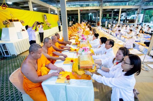 ภาพ No.188918:พิธีถวายภัตตาหารเป็นสังฆทาน แด่พระธรรมยาตรา ในโครงการธรรมยาตรา กตัญญูบูชา มหาปูชนียาจารย์ พระมงคลเทพมุนี(สด จนฺทสโร) พระผู้ปราบมาร ปีที่ 13 ณ อนุสรณ์สถานมหาวิหารพระมงคลเทพมุนี (โลตัสแลนด์) อ.สองพี่น้อง จ.สุพรรณบุรี วันที่ 4 มกราคม พ.ศ.2568